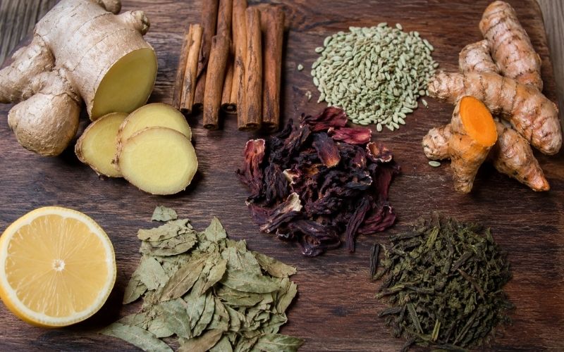 Natural herbs used in weight loss tea – ginger, cinnamon, fennel, turmeric, hibiscus and senna